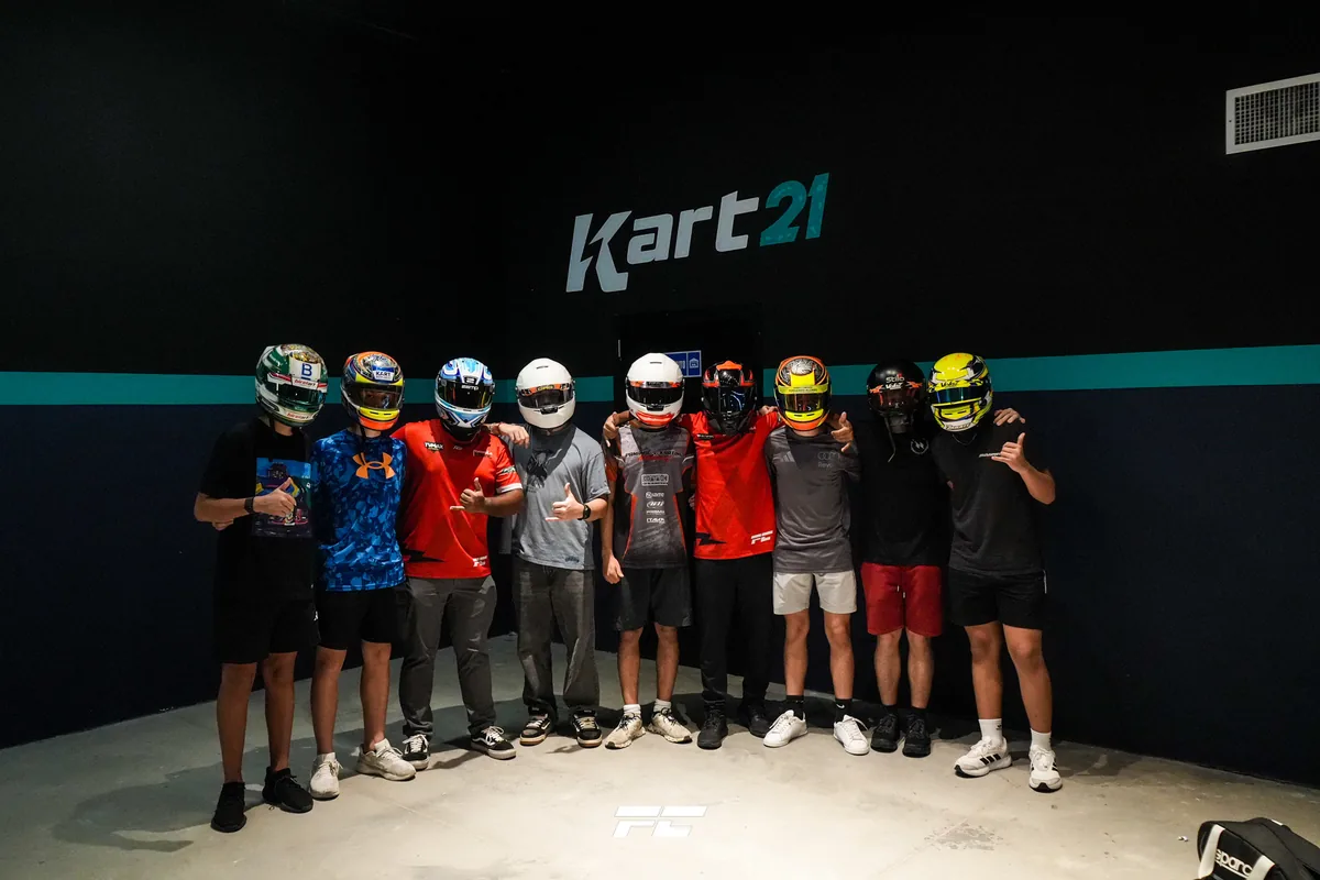 Grupo de pilotos en un evento de Kart21 en Costa del Este