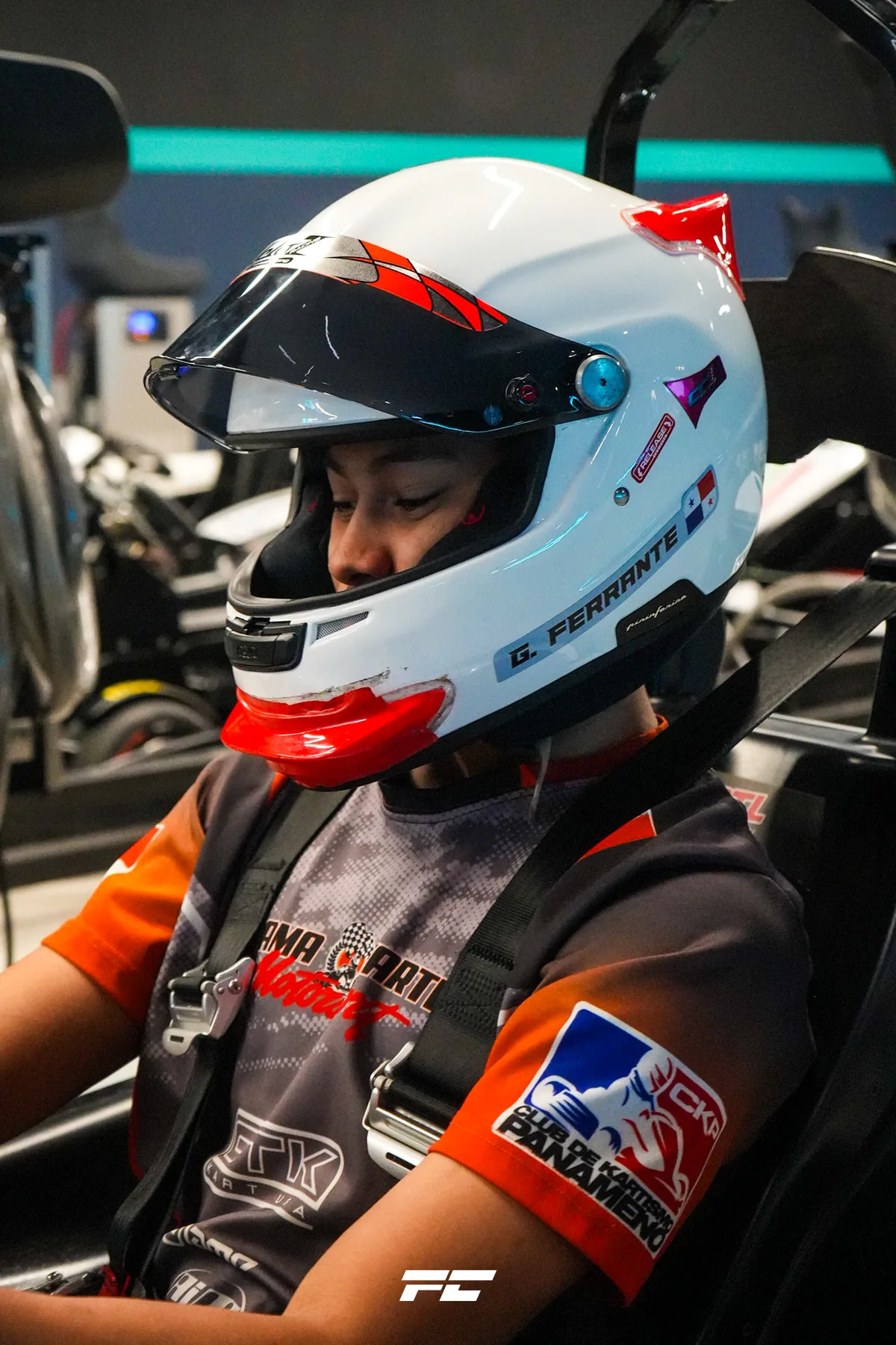 Piloto con casco en la pista de Kart21, Costa del Este