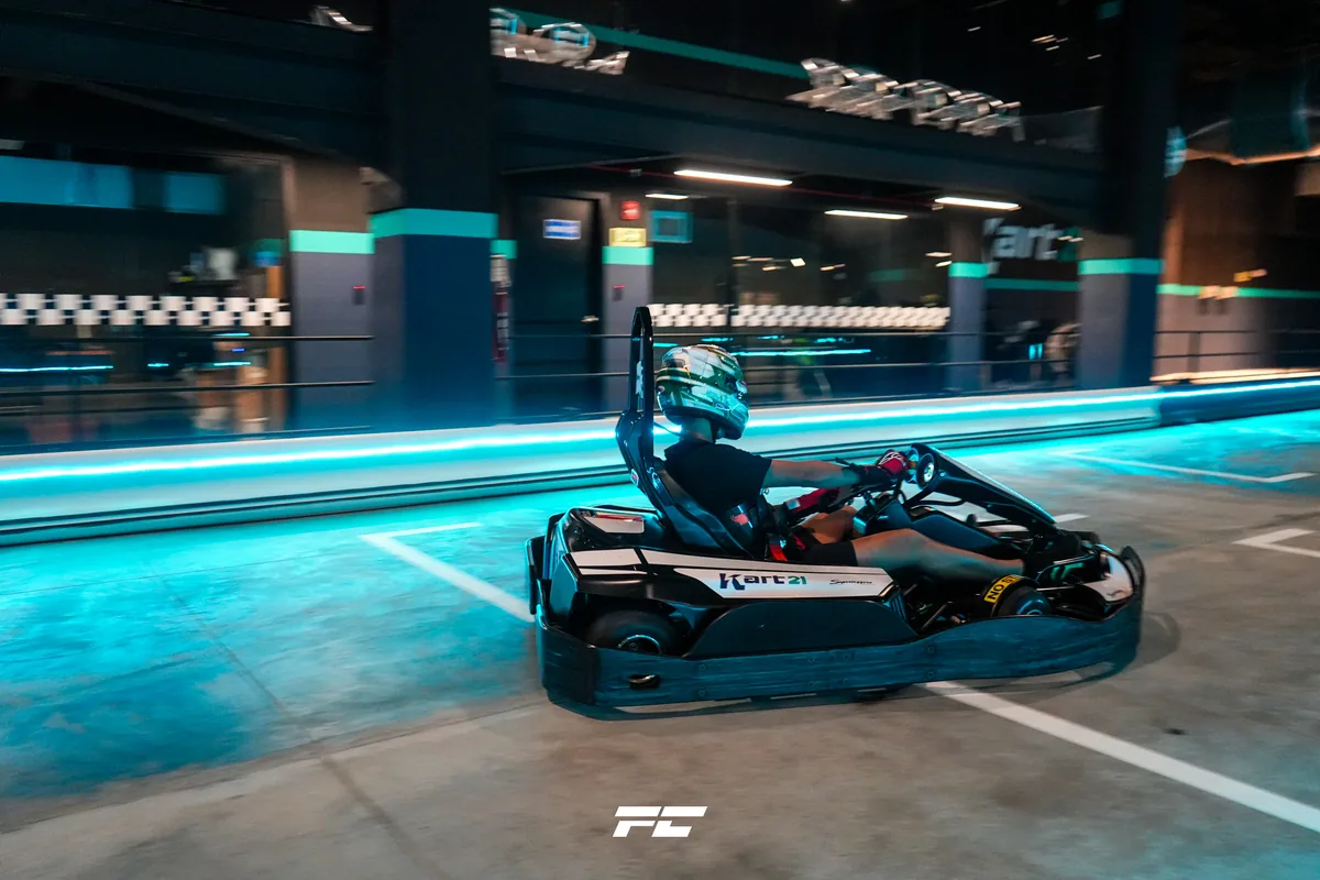 Kart eléctrico en la pista indoor de Kart21 con iluminación neón