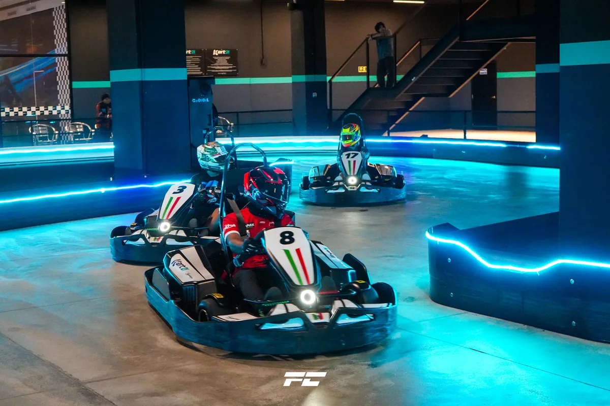 Karts eléctricos compitiendo en la pista de Kart21