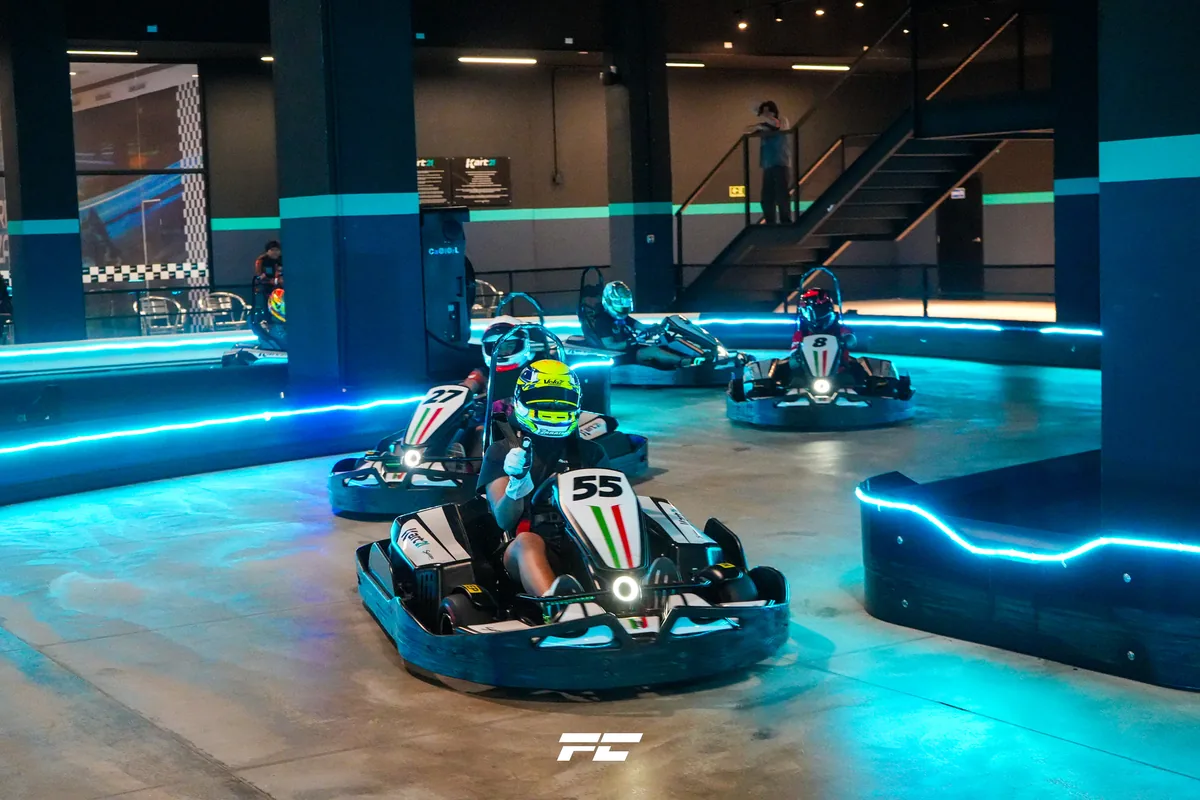 Pista indoor de Kart21 con iluminación neón