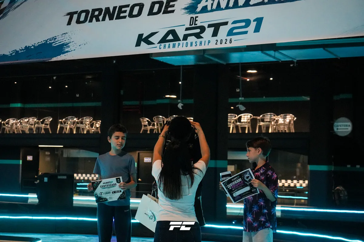 Jóvenes recibiendo su premiación en Kart21