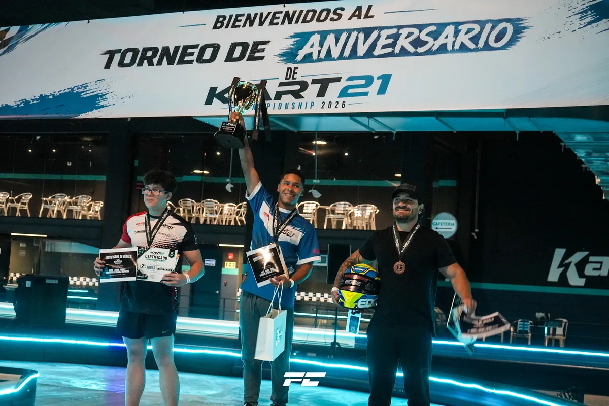 Campeón levantando el trofeo del Torneo de Aniversario Kart21 2026