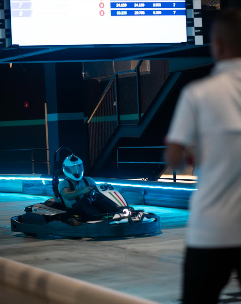 Karts eléctricos en la pista techada de Kart21 en Panamá
